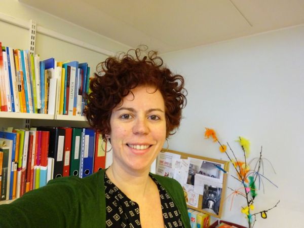 Jordina Frago és llicenciada en Filologia Hispànica (2002, UB), ha cursat el postgrau de Formació de Professors de Català per a Adults (2006, UB) i el postgrau de Política Lingüística i Gestió del Multilingüisme (2011, UB). S’ha format en metodologies de l’ensenyament de llengües estrangeres i en l’ús de les tecnologies de l’aprenentatge i el coneixement. Des de l’any 2004 ha treballat de professora de català i castellà per a estrangers, ha estat tutora de pràctiques del màster de Formació de Professors de ELE de la UB i des de 2015 és professora de les assignatures del mínor en estudis catalans de la Universitat d’Hèlsinki, on també ha estat docent i professora auxiliar d’assignatures del grau de Filologia Hispànica.